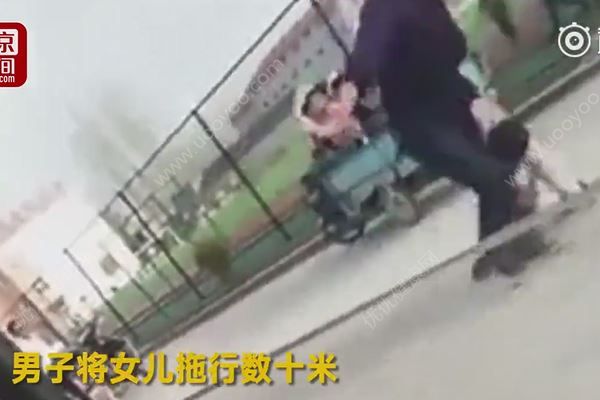 男子當(dāng)街暴打女兒：鞋子抽臉、拽衣拖行(3)