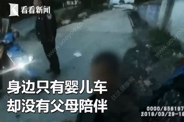 2歲男孩街頭推車“自駕游”，民警找上門父母才知娃丟了(2)