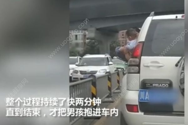 男孩被抱出車窗外撒尿，期間車子還開了一小段(2)