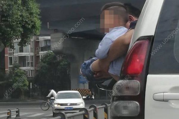 男孩被抱出車窗外撒尿，期間車子還開了一小段(4)