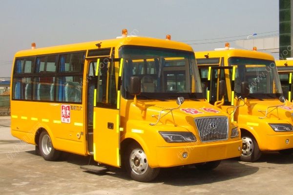 安徽宿州幼兒園校車翻車，司機身亡一名學生受傷(3)