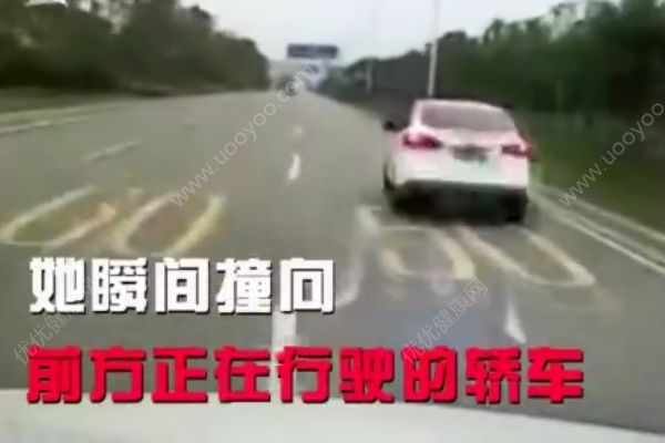 開車玩手機有多危險，女子開車玩手機撞前車(2)