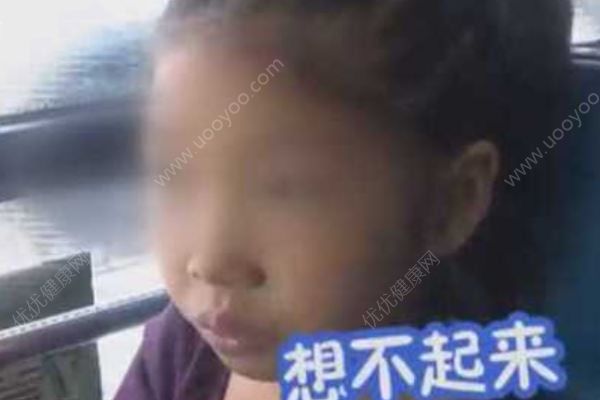 爸爸讓7歲女兒自己坐公交鍛煉，結果把女兒跟丟了(1)