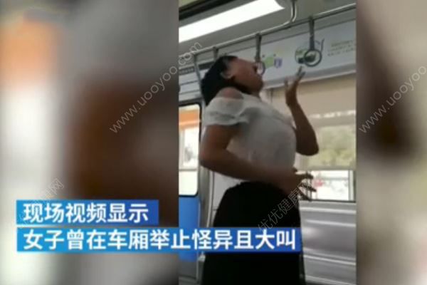 女子輕軌上失控咬傷乘客，跪地舔食血跡(4)