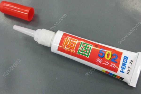 2歲男孩欲幫家長扔膠水瓶，502殘膠意外噴入眼睛(3)