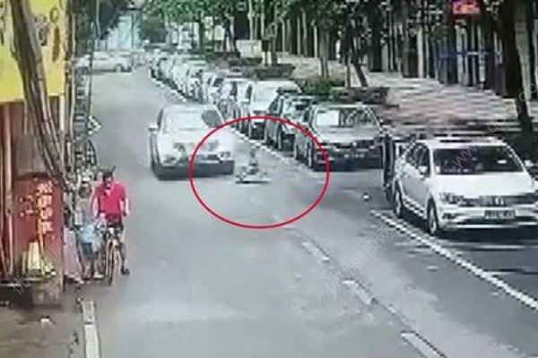 南寧四歲男童街頭獨(dú)自玩耍扭扭車，不幸遭過路車輛碾壓身亡(1)