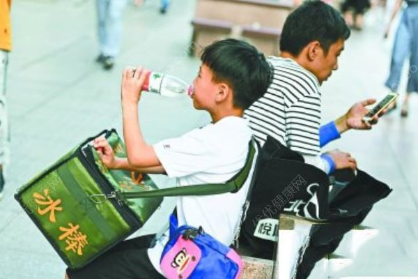 9歲男孩街頭賣冰棍掙零花錢，如何培養(yǎng)孩子金錢觀(2)