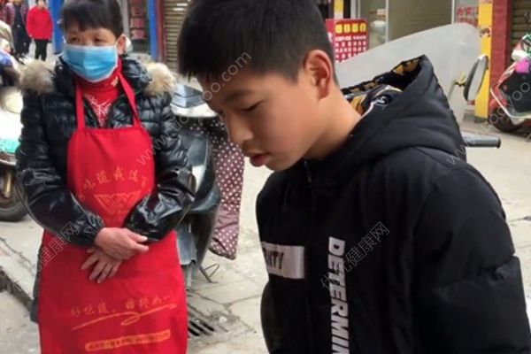 14歲男孩假期1天炸700根油條！吃油條有這些事項(xiàng)要注意！(1)