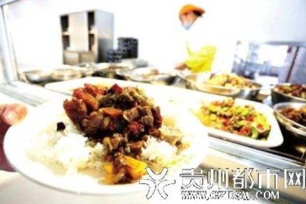 大學(xué)食堂搞笑標(biāo)語:阿姨打飯手抖的毛病治好了(2)