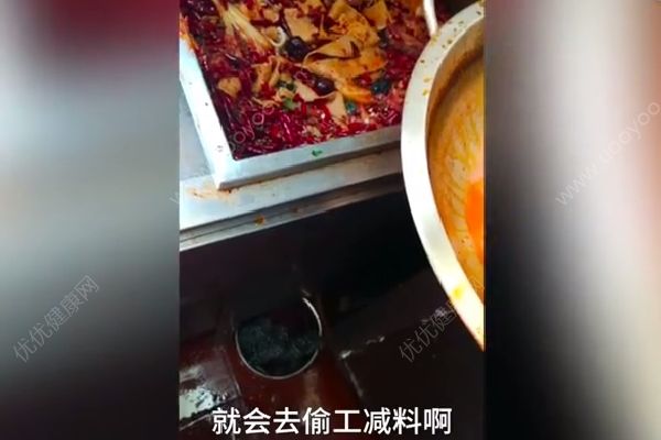 直擊小龍坎老火鍋后廚：“老油”反復(fù)用，餐具拖把一起洗！(1)