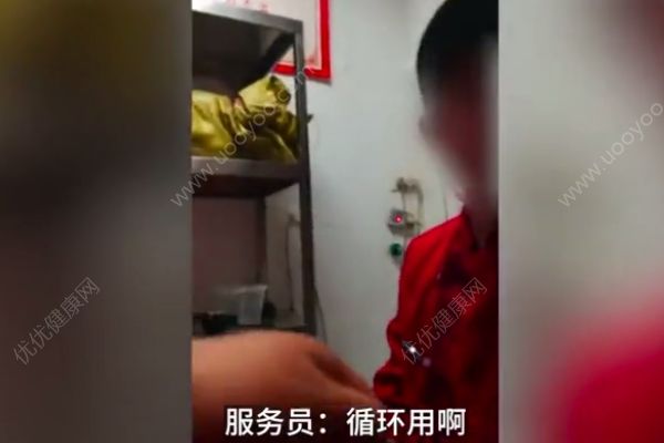 直擊小龍坎老火鍋后廚：“老油”反復(fù)用，餐具拖把一起洗！(3)