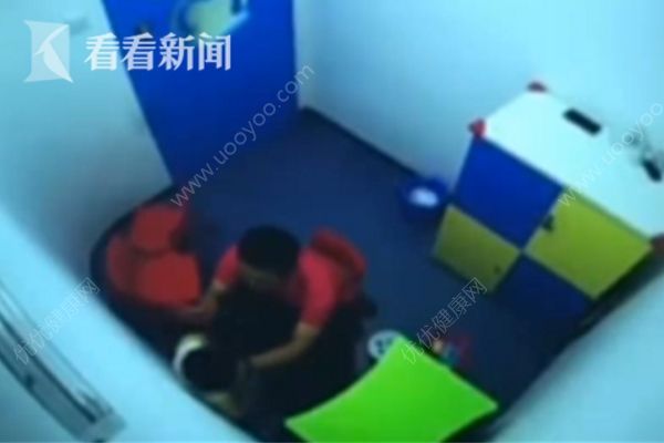 5歲自閉癥兒童不配合康復訓練，遭老師連扇耳光(1)