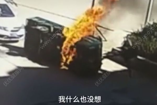 救命4連踹！三輪車側(cè)翻起火司機被困，男子踹碎擋風(fēng)玻璃救人(3)