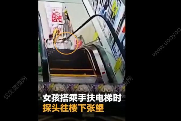 女孩遭電梯夾頭懸空吊起，路人不救援急逃躲避(1)