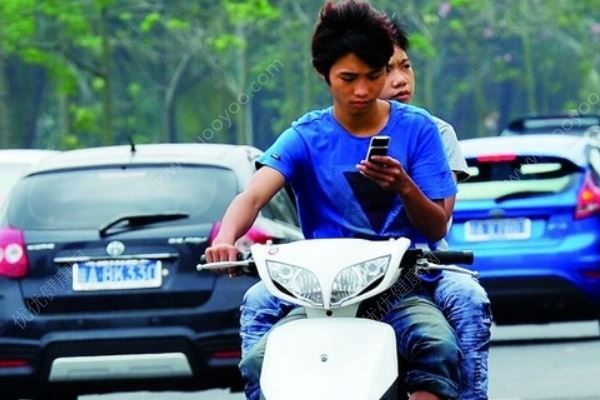 女子騎車看手機追尾前車，倒地翻滾一圈繼續(xù)看手機(4)