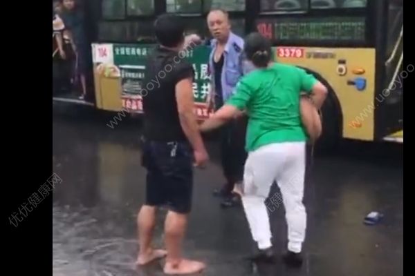 抱狗乘公交車遭拒，男子與司機雨中斗毆(3)