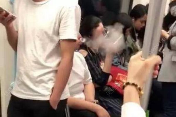 女子北京地鐵內(nèi)抽電子煙，老人制止反被女子辱罵(1)