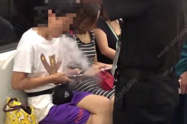 女子北京地鐵內(nèi)抽電子煙，老人制止反被女子辱罵(2)