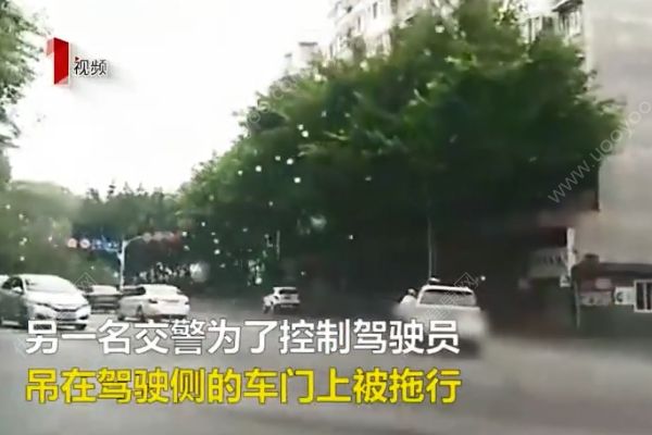 男子駕車一路狂飆，倆交警掛車身上被拖行數(shù)百米(2)