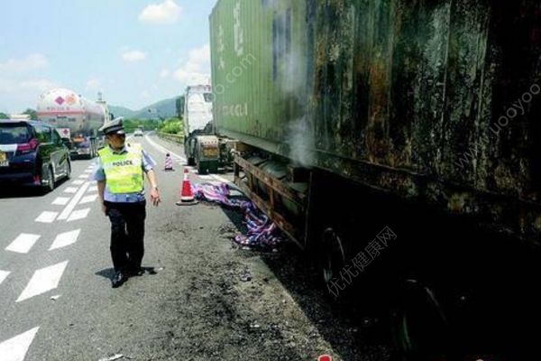 拖掛車后輪自燃燒毀兩百多萬元蘑菇，幸無人傷亡(1)