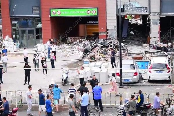 遼寧沈陽一燒烤店爆炸，一女子身亡，店面面目全非(1)