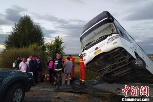 京藏高速一旅游大巴與貨車相撞，1人遇難11人受傷(1)