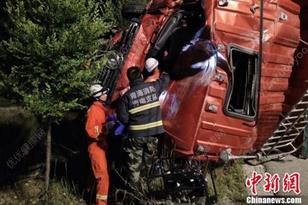 京藏高速一旅游大巴與貨車相撞，1人遇難11人受傷(2)