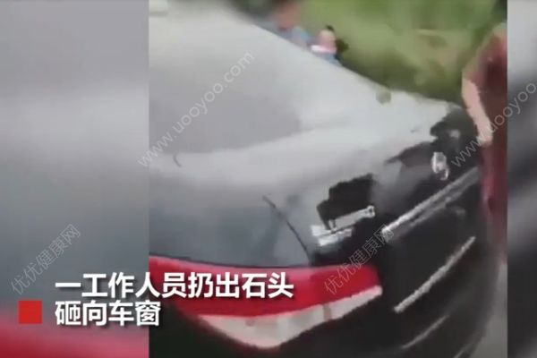 無(wú)牌轎車闖卡逃費(fèi)，工作人員擲石頭砸傷車內(nèi)女童(3)