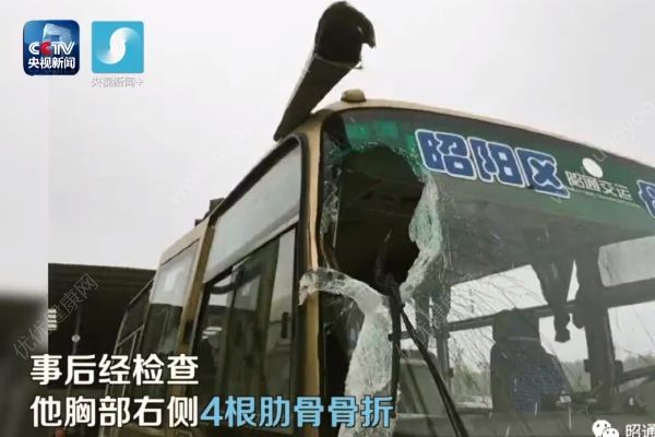 被滾石砸中兩次，他忍痛將車開至安全區(qū)(4)