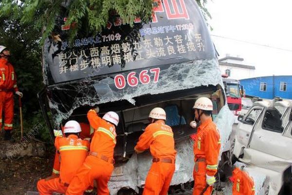 桂林一大客車相撞，面包車司機(jī)當(dāng)場(chǎng)死亡，10多人被困(1)