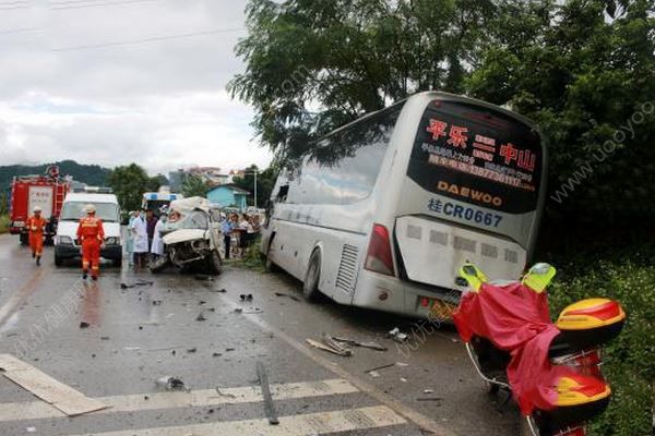 桂林一大客車相撞，面包車司機(jī)當(dāng)場(chǎng)死亡，10多人被困(2)