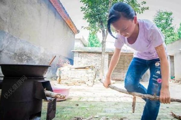 雙胞胎姐妹干農(nóng)活，一家6口3人重病1人去世(4)