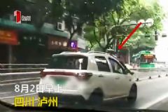 男子駕車一路狂飆，倆交警掛車身上被拖行數(shù)百米[多圖]