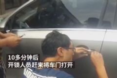 孩子悶車內(nèi)家長拒砸窗，救出時渾身濕透體力不支[多圖]