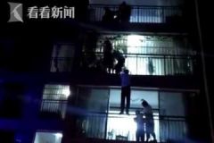 女子與家人爭(zhēng)執(zhí)從5樓跳下，被4樓鄰居一把抓住[多圖]