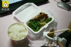 表演系女生吃飯用紙吸油，因為長胖會掛科！[多圖]