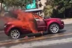 情侶吵架同歸于盡，路虎汽車起火車內(nèi)兩人身亡[多圖]