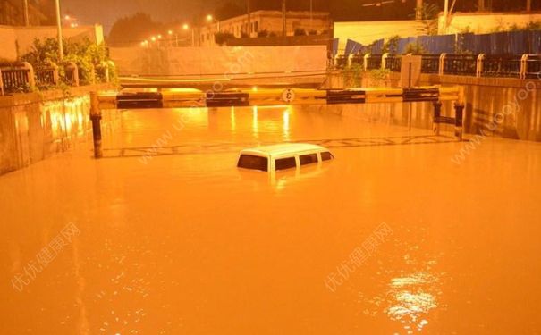 下大雨車被淹了怎么辦？車開到水里怎么自救？(1)