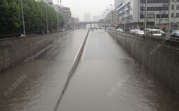 下大雨車被淹了怎么辦？車開到水里怎么自救？(2)