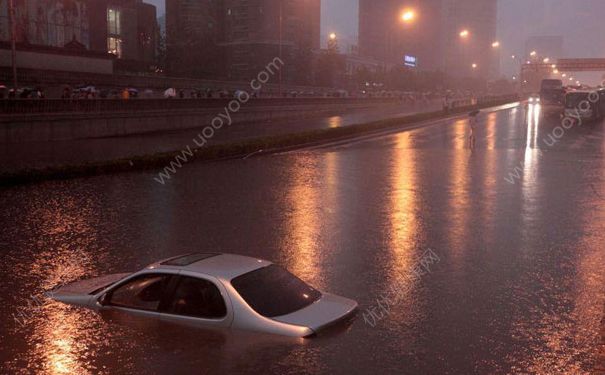 下大雨車被淹了怎么辦？車開到水里怎么自救？(3)