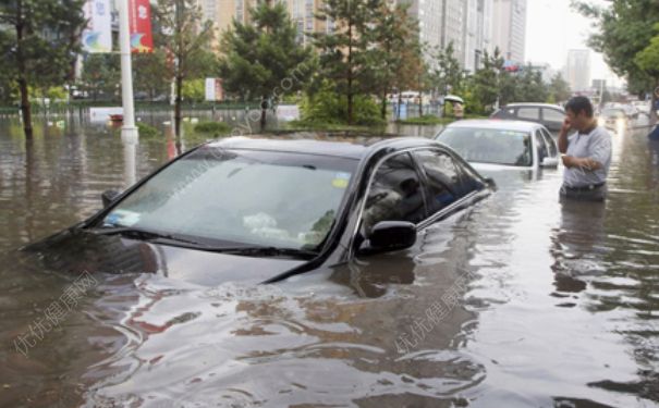 下大雨車被淹了怎么辦？車開到水里怎么自救？(4)