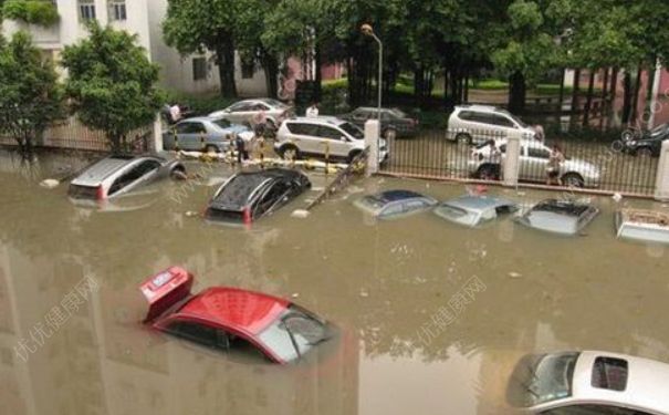 下大雨車被淹了怎么辦？車開到水里怎么自救？(5)