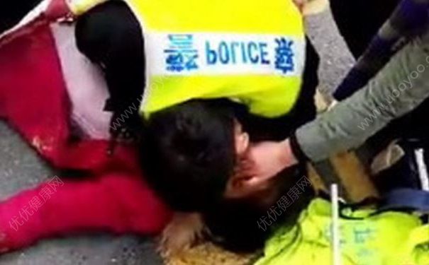 女子街頭倒地猝死，倒地猝死是什么原因造成的？(1)