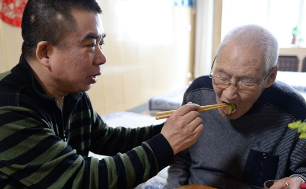 老人不愛(ài)吃飯是什么原因？老人不愛(ài)吃飯?jiān)趺椿厥拢?1)