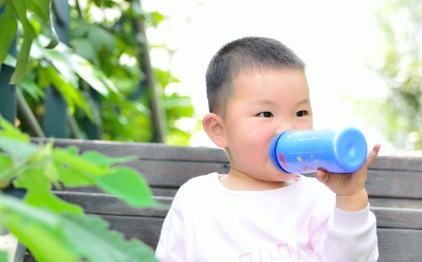 寶寶嗆水了怎么辦？如何預(yù)防寶寶嗆水？(1)