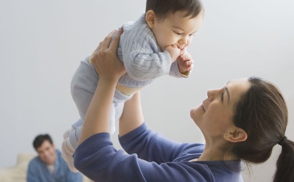 寶寶吃奶咬乳頭是怎么回事？寶寶吃奶咬乳頭怎么辦？(1)