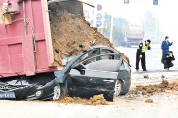 重慶一渣土車側(cè)翻壓扁小轎車，3名遇難者系1家3代(2)