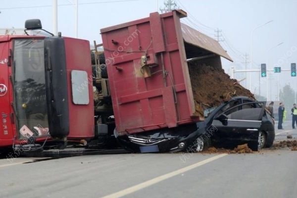 重慶一渣土車側(cè)翻壓扁小轎車，3名遇難者系1家3代(3)