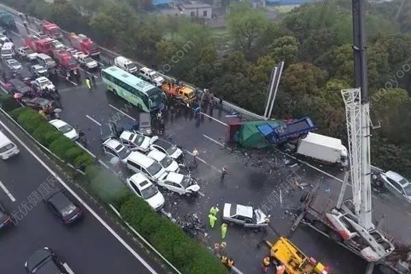 京哈高速發(fā)生慘烈事故，汽車被大貨撞成“鐵餅”致3人死亡(3)