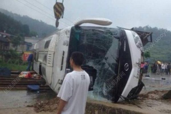 六安市一校車與貨車刮擦后側(cè)翻，致17人受傷(4)